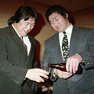 長州力と天龍源一郎(右)