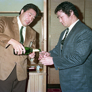 天龍源一郎(右)にビールを注ぐジャンボ鶴田