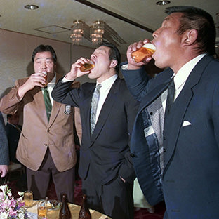 (左から)飲み比べを競う天龍源一郎、ジャンボ鶴田、アントニオ猪木、坂口征二