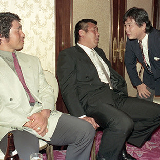 坂口征二と話し込む大仁田厚(右)、天龍源一郎(左)