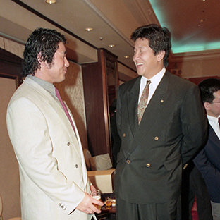 前田日明(右)と天龍源一郎