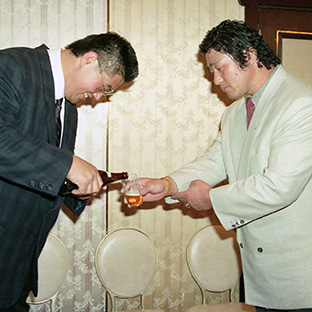 北尾光司と天龍源一郎(右)