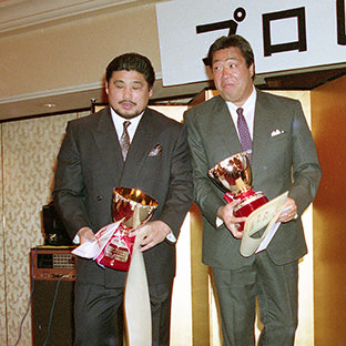 ジャンボ鶴田(右)と谷津嘉章