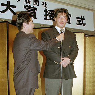 司会の倉持隆夫アナのインタビューに答える小橋健太