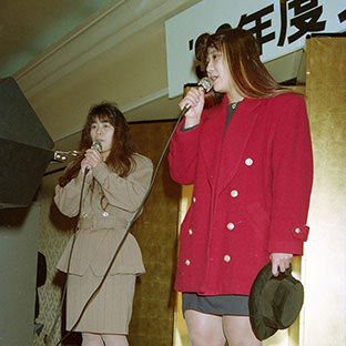 カラオケで盛り上げる工藤めぐみと里美和（奥）