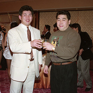 青柳政司と鈴木みのる(左)