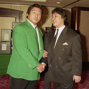 大仁田厚(右)と天龍源一郎