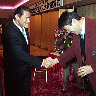 アントニオ猪木(左)とジャンボ鶴田