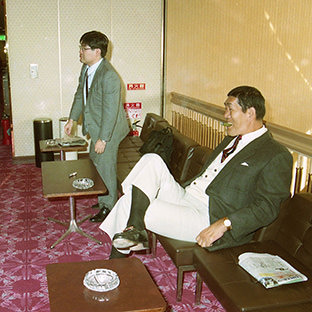 ジャイアント馬場にあいさつする蝶野正洋(左)