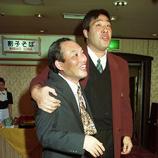 舛添要一(手前)とジャンボ鶴田