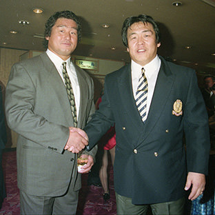 天龍源一郎と長州力(右)