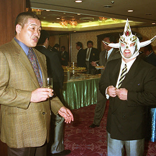 藤原喜明と獣神サンダー・ライガー(右)