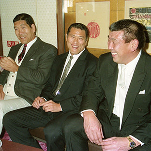 (左から)談笑するジャイアント馬場、アントニオ猪木、坂口征二