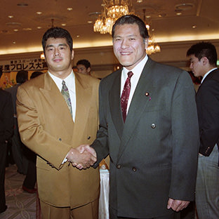 アントニオ猪木(右)と高田延彦