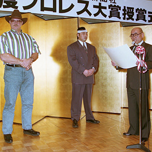 スタン・ハンセン(左)と川田利明(中央)