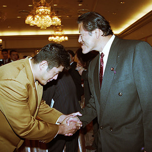 アントニオ猪木(右)と握手する高田延彦