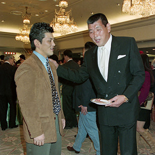 坂口征二と鈴木みのる(左)