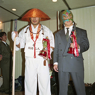 新崎人生(左)とスペル・デルフィン