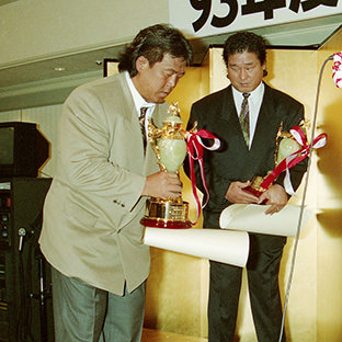 長州力と天龍源一郎(奥)