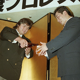 橋本真也(左)と小橋健太