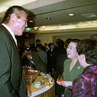 坂口征二(左)と百田敬子さん