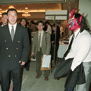 獣神サンダーライガーにあいさつするブルドッグ・ＫＴ（左）とクーリー“クラッシュ”ＳＺ（中）