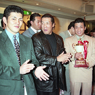 鈴木みのる、高橋和生、船木誠勝らに祝福される山田学（右から２人目）