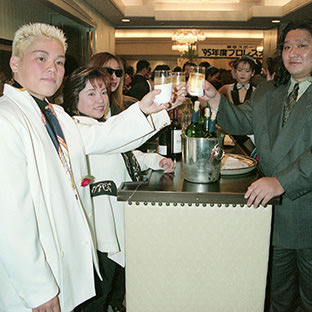 サムソン冬木(右)と神取忍(左)、風間ルミら