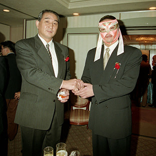 ハヤブサ(右)と二子山親方