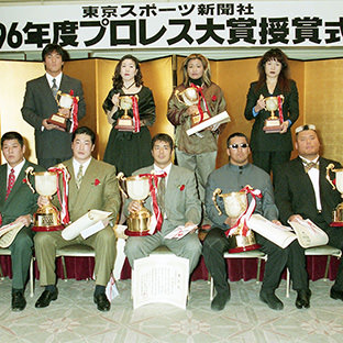 左から天龍代理、田上明、小橋健太、高田延彦、蝶野正洋、天山広吉、ヒロ斎藤、後列左から3人目井上京子