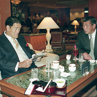 ジャイアント馬場と坂口征二(右)