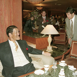 ジャイアント馬場にあいさつする高田延彦(右)