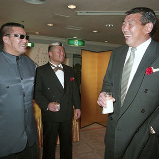 談笑する坂口征二(右)、蝶野正洋(左)、天山広吉