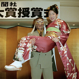 浜口京子を持ち上げるハヤブサ