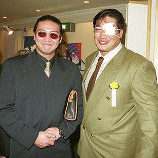 小橋健太(右)とハヤブサ