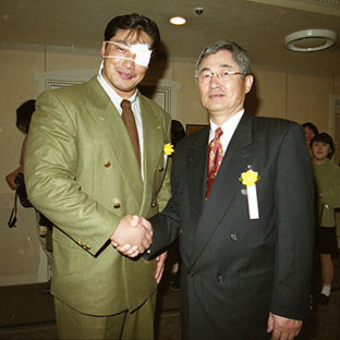 小橋健太(左)と元巨人・土井正三