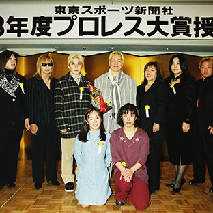 神取忍(中央)とLLPWの選手
