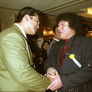 鶴見五郎(右)が小橋健太を祝福