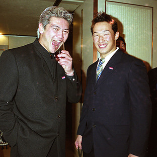 ハヤブサと丸藤正道(右)