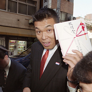 笑顔で引き揚げる小川直也