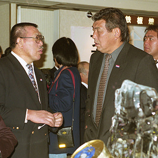 話し込む坂口征二とグレート小鹿(左)