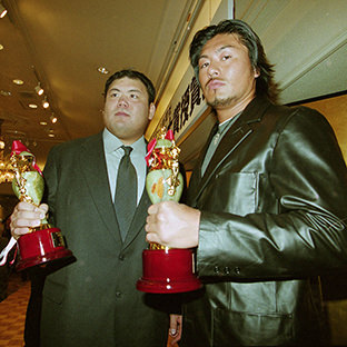 力皇猛(左)と鈴木健三