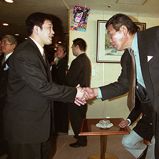 桜庭和志(左)と坂口征二