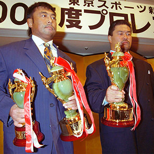 川田利明(左)と佐々木健介