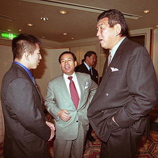 福田富昭レスリング協会専務理事、永田克彦と話す坂口征二