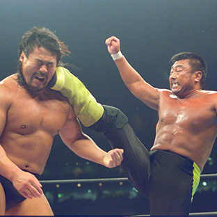 川田利明ＶＳ佐々木健介(左)