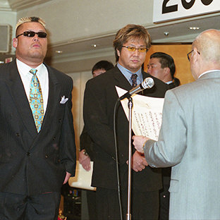 天山広吉(左)と小島聡