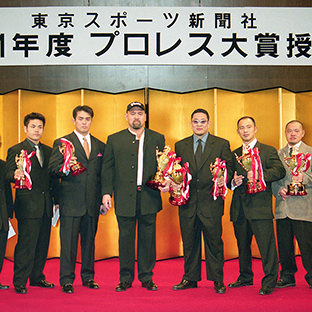 左から木戸、村浜、菊田、秋山、武藤、永田、邪道、外道、伊藤薫、レスリング山本聖子