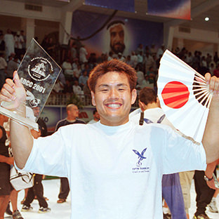 第4回サブミッションレスリング世界選手権 87㌔以下級決勝 ブラジルの強豪サウロ・ヒベイロ(ブラジル)を破り優勝した菊田早苗(パンクラス)