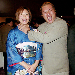 山本聖子に暴挙(?)を働く山川竜司(右)